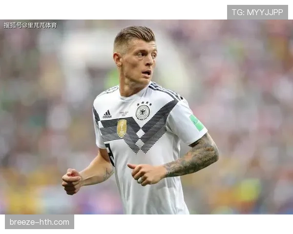 克罗斯本赛季球队贡献显著，中场调度与关键传球表现稳健