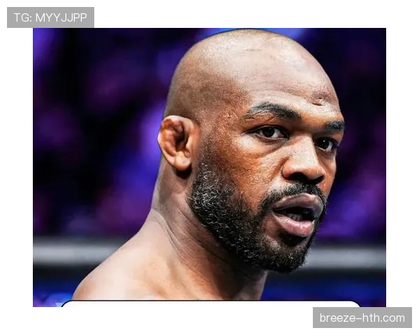 乔恩·琼斯家里冰箱塞满蛋白粉，连狗都练出腹肌了